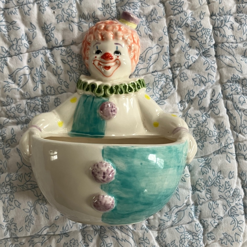 Vintage Norcrest circus clown wall
pocket vase planter cute or creepy?